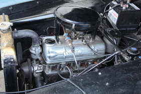 Borgward Isabella Coupé (1960) - auf dem Motor sitzt der Fallstromvergaser von Solex