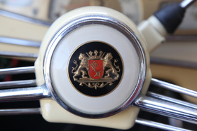 Borgward Isabella Coupé (1960) - kunstvolles Wappen in der Lenkradmitte