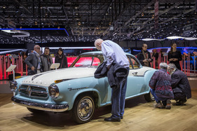 Bild Borgward Isabella Coupé - wird interessiert gemustert - auf dem Genfer Automobilsalon 2015