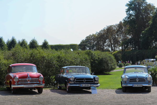 Borgward-Limousinen beim Eingang zur Isabella-Jubiläumsausstellung - 20. ASC Classic-Gala Schwetzingen 2024