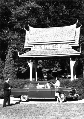 Borgward P 100 (1960) - Vorserienmodell vor dem siamesischen Tempel Thai-Sala in Bad Homburg im Kurpark aufgenommen