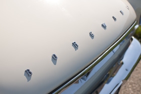 Borgward P 100 (1961) - Borgward-Schriftzug auf der Motorhaube (1961)