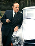 Bild: Borgward P 100 (1961) - Firmenbesitzer Carl F. W. Borgward lehnt sich stolz an seine Oberklassenlimousine