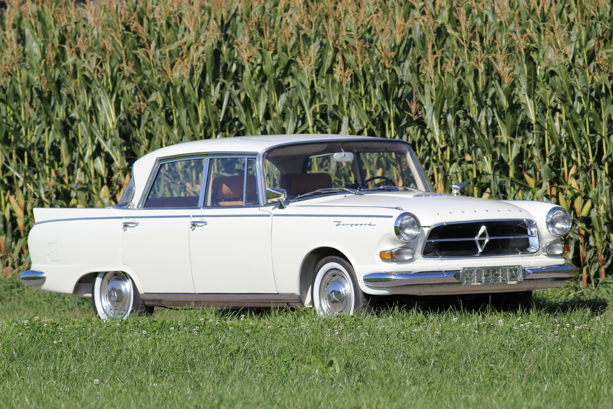 Borgward P 100 (1961) - die beiden Panorama-Scheiben prägen die Form