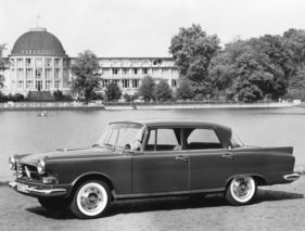 Borgward P 100 (1962) - standesgemäss vor dem Parkhotel