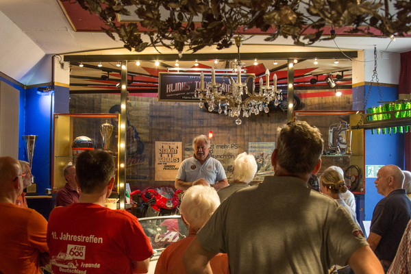 Boxenstop-Besitzer Rainer Klink bei der Begrüssung - Treffen der Fiat-600-Freunde 2023