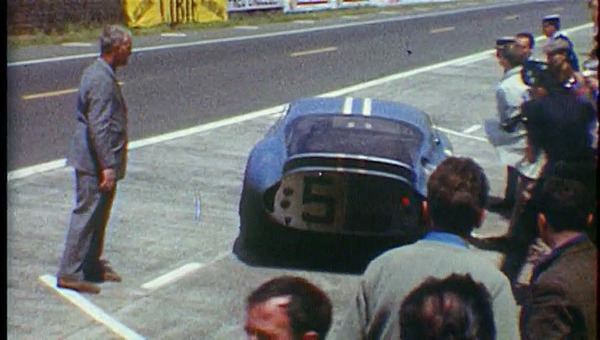 Boxenstopp des Shelby Daytona Coupe mit Dan Gurney - Standbild aus dem Film The Snake and the Stallion