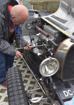 Boxenstopp mit Kerzenwechsel am Bugatti - Bugatti-Festival 2016 (Kirchzarten)
