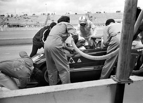 Boxenstopp und Fahrerwechsel beim #7 Alfa Romeo T33/3 von Peter Revson und Rolf Stommelen in Daytona 1972