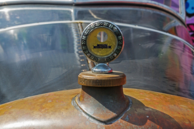 Boyce Motometer auf dem Delahaye-Kühler – Ecurie Anges Bleus im Boxenstop Tübingen 2025
