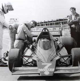 Brabham BT46 - Test mit den Oberflächenkühlern. Der Chefmechaniker von Alfa Romeo (rechts) schaut skeptisch