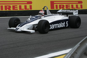 Brabham BT49 (1981) - Nelson Piquet dreht Demonstrationsrunden beim Grand Prix von Brasilien 2011 Brabham BT49 (1981) - Nelson Piquet dreht Demonstrationsrunden beim Grand Prix von Brasilien 2011