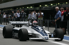 Brabham BT49 (1981) - Nelson Piquet dreht Demonstrationsrunden beim Grand Prix von Brasilien 2011 Brabham BT49 (1981) - Nelson Piquet dreht Demonstrationsrunden beim Grand Prix von Brasilien 2011