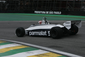 Brabham BT49 (1981) - Nelson Piquet dreht Demonstrationsrunden beim Grand Prix von Brasilien 2011 Brabham BT49 (1981) - Nelson Piquet dreht Demonstrationsrunden beim Grand Prix von Brasilien 2011