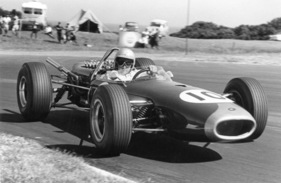 Bild: Brabham Repco 3 Litre (1966) - Jack Brabham durchfährt den ...