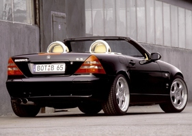 Brabus SLK V8 (1997) – Dezent auch im Abgang: Keine Flügel oder Diffusoren, nur Schriftzüge und der Auspuff verraten die schiere Kraft Brabus SLK V8 (1997) – Dezent auch im Abgang: Keine Flügel oder Diffusoren, nur Schriftzüge und der Auspuff verraten die schiere Kraft
