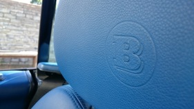 Brabus SLK V8 (1997) – Geprägtes Emblem auf der bugattiblauen Kopfstütze