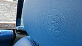 Brabus SLK V8 (1997) – Geprägtes Emblem auf der bugattiblauen Kopfstütze