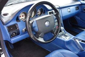 Brabus SLK V8 (1997) – Kleine Unterschiede: Zierteile in Carbon und Lenkrad-Emblem mit Lorbeerkranz