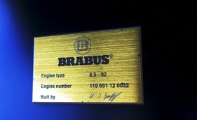 Brabus SLK V8 (1997) – Plakette mit Motornummer und Signatur des Schöpfers