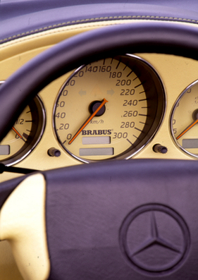 Brabus SLK V8 (1997) – Tacho bis 300 km/h, Zifferblatt in Ausstattungsfarbe