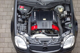 Brabus SLK V8 (1997) – die typischen roten Ventildeckel verschwinden fast vollständig unter der Ansaug-Abdeckung