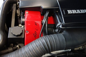 Brabus SLK V8 (1997) – frisch aufgebrachte Signatur von Ulich-Joachim Gauffreés auf dem Ventildeckel