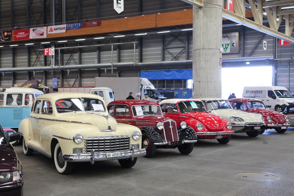 Bild Breit gefächertes Angebot an Oldtimern - Oldtimer- und Teilemarkt Fribourg 2019