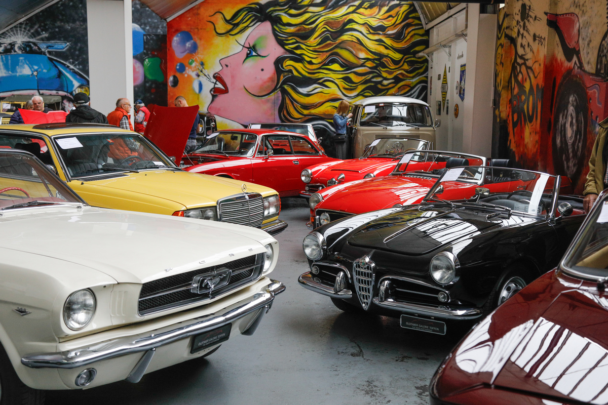 Breit gefächertes Angebot mit Klassikern aus USA, Italien, Deutschland und anderen Ländern - Versteigerung "Klassische Automobile & Motorräder" der Oldtimer Galerie in Toffen am 18. Oktober 2025