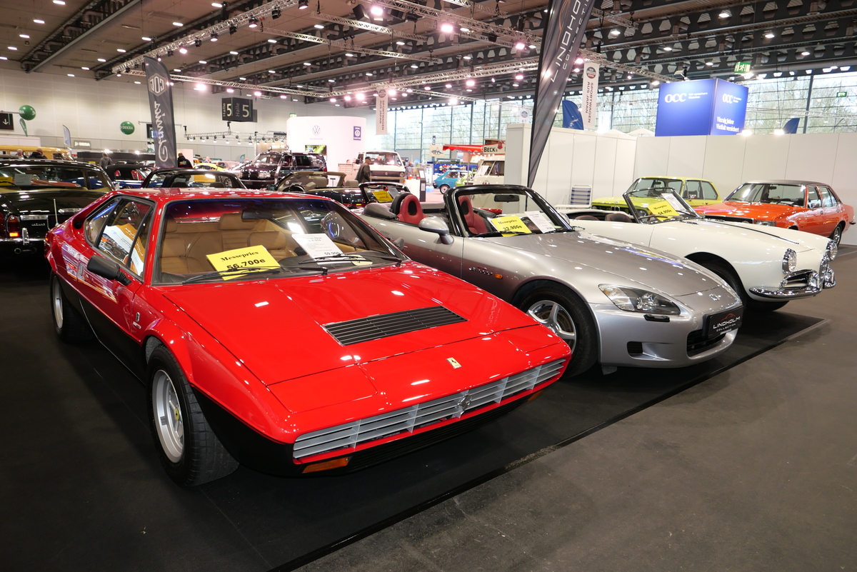 Breit gefächertes Sportwagen-Angebot eines dänischen Händlers: Ferrari Dino 308 GT/4 von 1977 in Zweifarblackierung für 56'700 Euro; Honda S 2000 von 1999 für 32'900 Euro, und Alfa Romeo Giulietta Spider von 1957 für 54'900 Euro – Bremen Classic Motorshow 2025