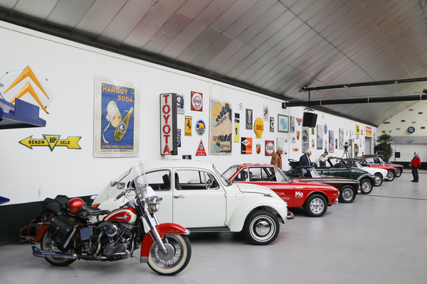 Breite Mischung von Fahrzeugen, vom Motorrad, über Brot-und-Butter-Autos bis zu Exoten - Frühlingsversteigerung der Oldtimer Galerie Toffen am 25. März 2023