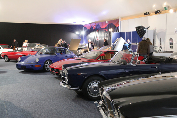 Breites Angebot im Festivalzelt - Versteigerung der Oldtimer Galerie in Gstaad am 29. Dezember 2019