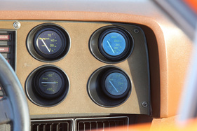 Bricklin SV-1 (1974) - Öldruck, Wassertemperatur, Ladezustand und Benzinmenge werden in der Mittelkonsole angezeigt
