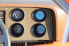 Bricklin SV-1 (1974) - Öldruck, Wassertemperatur, Ladezustand und Benzinmenge werden in der Mittelkonsole angezeigt