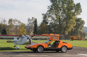 Bricklin SV-1 (1974) - im Hintergrund landet gerade ein Flugzeug
