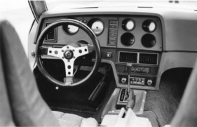 Bricklin SV-1 (1975) - eine Automatik musste natürlich sein, ein sportliches Leder-Lenkrad aber auch