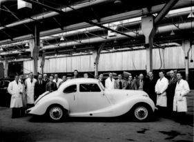 Bristol 400 (1952) - das Personal von Bristol mit dem letztproduzierte Modell 400 fotografiert, danach wurde nur noch der Typ 401 produziert