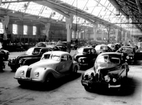 Bristol 400 (1952) - der letzte Typ 400 Seite an Seite mit seinen Nachfolgern des Typs 401 in der Produktionshalle