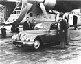 Bristol 401 (1950) - Anthony Crook, der später Chef von Bristol wird, wird hier mit seiner Frau und anderen Passagieren aufgenommen, als sein Bristol im Lympne Flughafen in Kent aufgeladen wird