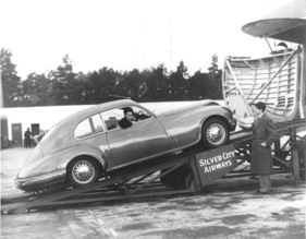 Bristol 401 (1950) - Anthony Crooks Bristol wird am 12. Oktober 1950 in das Transportflugzeug verladen, um hinterher in Montlhéry auf Rekordfahrt zu gehen