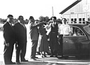 Bristol 401 (1950) - der Rekord von 104.78 Meilen pro Stunde wird gefeiert, Anthony Crook stösst mit Champagner auf seinen Bristol an