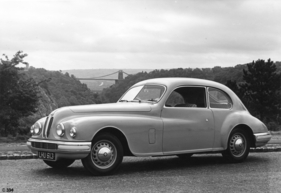 Bristol 401 (1951) - im Hintergrund ist eine berühmte Brücke Bristols zu sehen