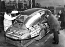 Bristol 401 (1952) - Herstellung des Luxuswagens - hier wird die Passgenauigkeit der Bleche auf einem "Holzpferd" überprüft