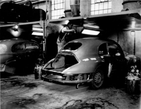 Bristol 401 (1952) - die Farbe wird von Hand aufgetragen, insgesamt sind es 14 bis 16 Schichten inklusive Grundanstrich, über 20 Liter Farbe und andere Flüssigkeiten werden verwendet