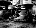 Bristol 401 (1952) - die Farbe wird von Hand aufgetragen, insgesamt sind es 14 bis 16 Schichten inklusive Grundanstrich, über 20 Liter Farbe und andere Flüssigkeiten werden verwendet