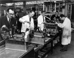 Bristol 401 (1952) - die Produktionsstrasse für die Herstellung der Motoren, die inspizierte Maschine wird mit heissem Öl geschützt, bevor sie eingepackt wird