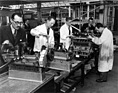 Bristol 401 (1952) - die Produktionsstrasse für die Herstellung der Motoren, die inspizierte Maschine wird mit heissem Öl geschützt, bevor sie eingepackt wird