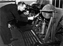 Bristol 401 (1952) - hier werden der Sturz und andere Einstellungen der Vorderachse überprüft, dazu wird die Achse mit Stahlscheiben statt Rädern in einer Art Simulation echter Fahrtzustände kontrolliert