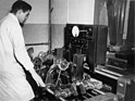 Bristol 401 (1952) - hier wird die Kurbelwelle auf der elektronischen Gisholt Maschine ausgewuchtet - die Welle wird mit Umdrehungszahlen bis zur Maximaldrehzahl konrolliert, alle Unwuchten werden elektrostatisch gemessen