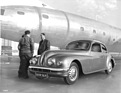 Bristol 401 (1952) - mit 1971 cm3 und 85 PS (BHP) bei 4500 U/min - stolz zeigt Bristol-Chef-Testpilot A. J. Pegg seinen Sportwagen